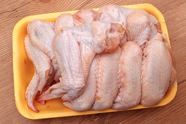 Tablett mit halal Hühnerflügeln — Stockfoto