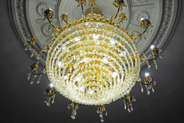 Büyük kristal avize