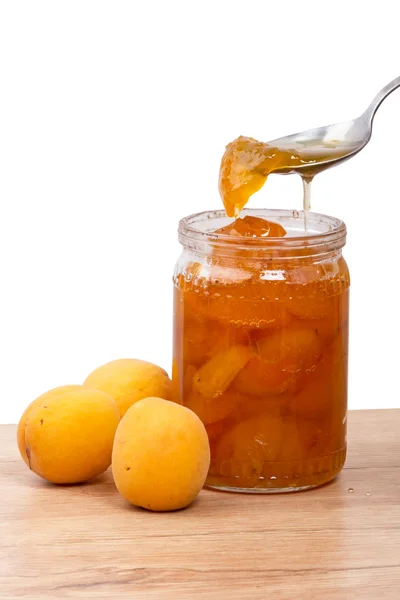 Färska aprikoser och glas sylt i en burk — Stockfoto