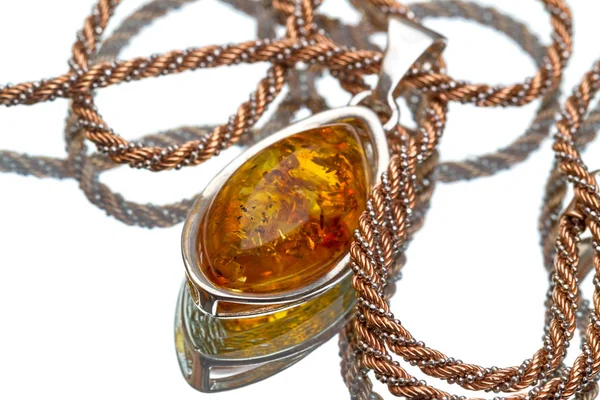 Altın bir zincir üzerinde Amber kolye