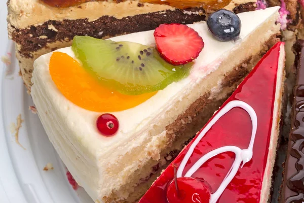 Шматочки торта зі свіжими фруктами — стокове фото