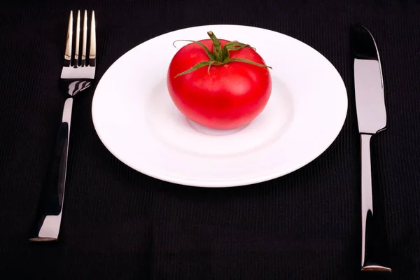 Свежий помидор на белой тарелке — стоковое фото