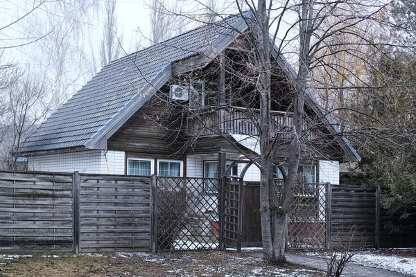 House after fence — Stock Photo, Image