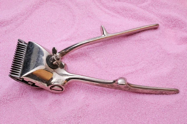 Pembe kum üzerinde el ile saç kesme makinesi — Stok fotoğraf