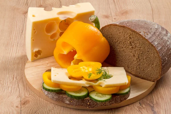 Panino con formaggio e verdure — Foto Stock