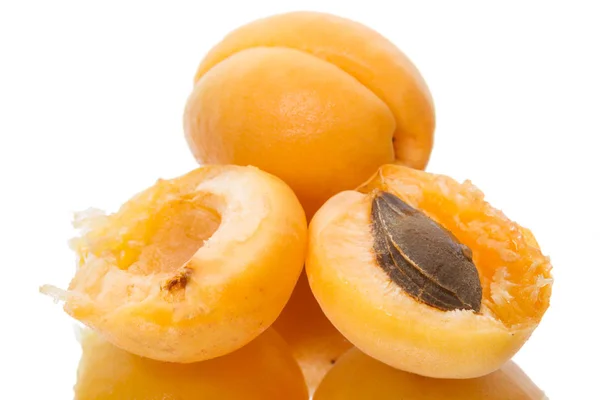 Ripe apricots and two halves — Stock Photo, Image