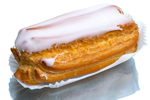 Eclair on a paper napkin — Stock Photo, Image