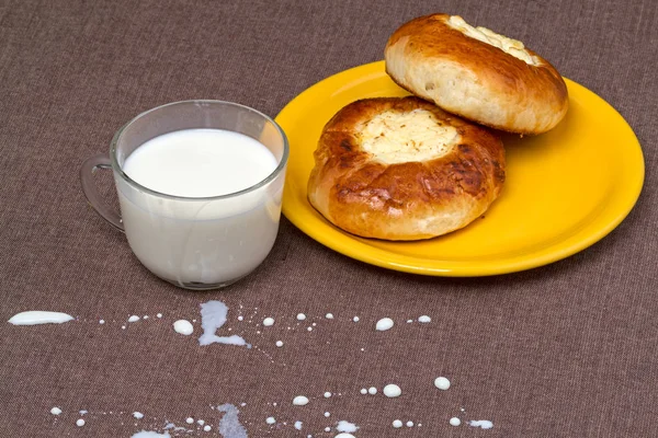 Mit Käse gefülltes Brot und verschüttete Milch — Stockfoto