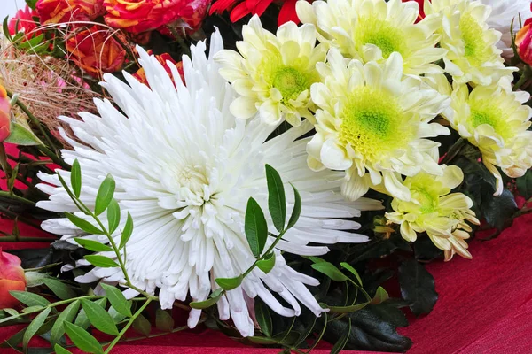 Crisântemos em um buquê de flores — Fotografia de Stock