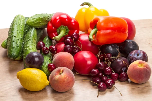 Legumes frescos e frutas na mesa — Fotografia de Stock