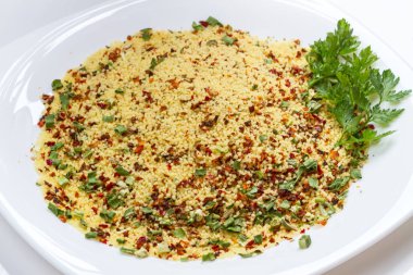 Bir plaka üzerinde ham kuskus