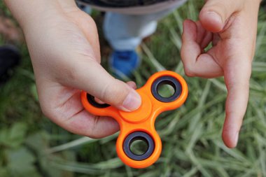 Bir çocuğun elinde Spinner