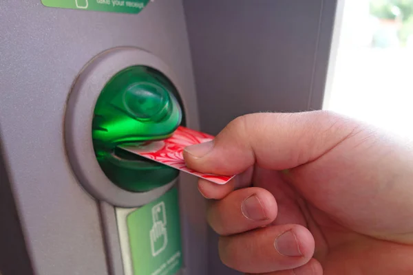 Hand mit einer Karte in einen Geldautomaten — Stockfoto