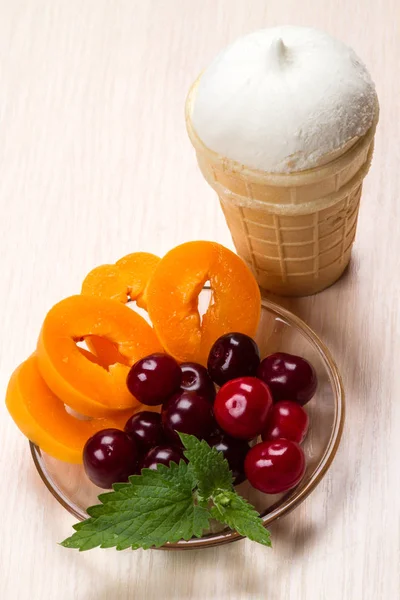 Eis und frisches Obst — Stockfoto