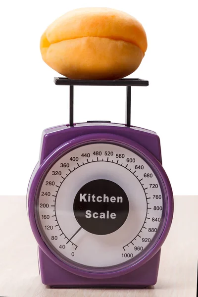 Кухонные весы и абрикосы — стоковое фото