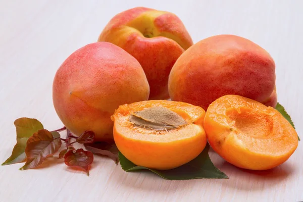 Large ripe apricots and halves — Stock Photo, Image