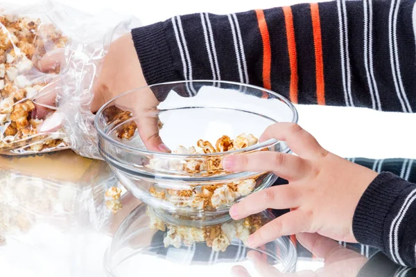 Manos de un niño con palomitas — Foto de Stock