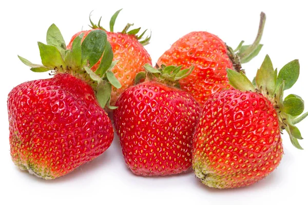 Fragola matura con letti su bianco — Foto Stock