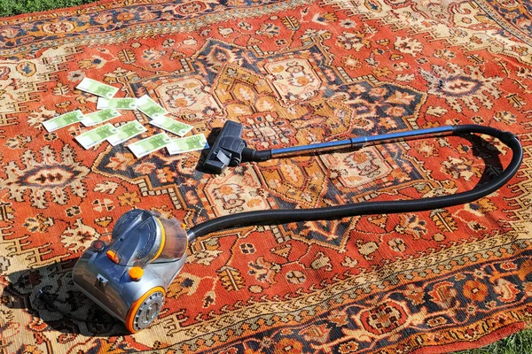 欧元纸币和旧的地毯上的真空吸尘器 — 图库照片