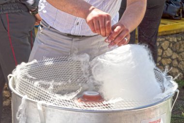 Santrifüj pamuk şeker üretir