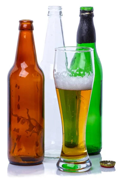 Copo de cerveja e garrafas vazias fundo — Fotografia de Stock
