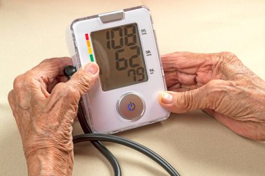 Yaşlı kadın ve dijital tansiyon aleti