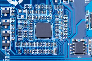 Büyük bir microcircuit ile baskılı devre kartı
