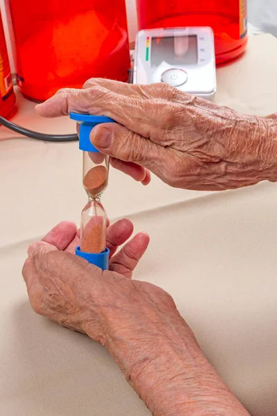 Reloj de arena en las manos de una anciana —  Fotos de Stock