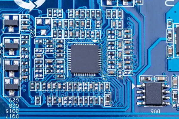 Placa de circuito impresso com um grande microcircuito — Fotografia de Stock