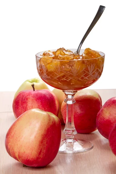 Taze elma ve onlardan reçel