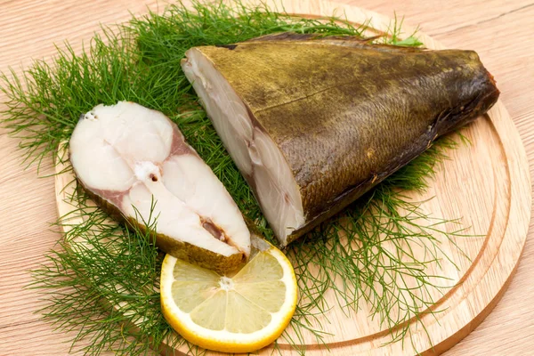 Pesce affumicato freddo e una fetta di limone — Foto Stock