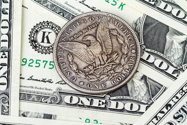 Ein Dollar Metall und Papier — Stockfoto