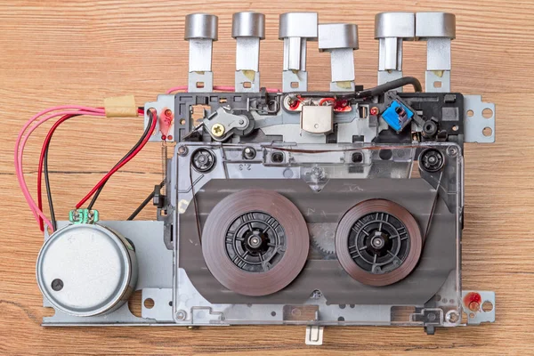 Reparatie van een oude cassette recorder — Stockfoto