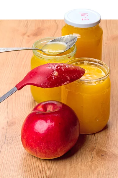Pommes et miel dans des pots en verre — Photo
