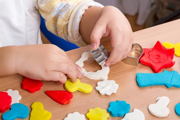 Boy works with modeling clay — Stock Photo, Image