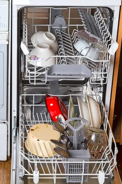 Посудомоечная машина с грязной посудой — стоковое фото