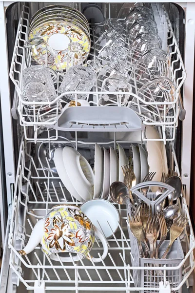 Посудомийна машина з чистим посудом — стокове фото