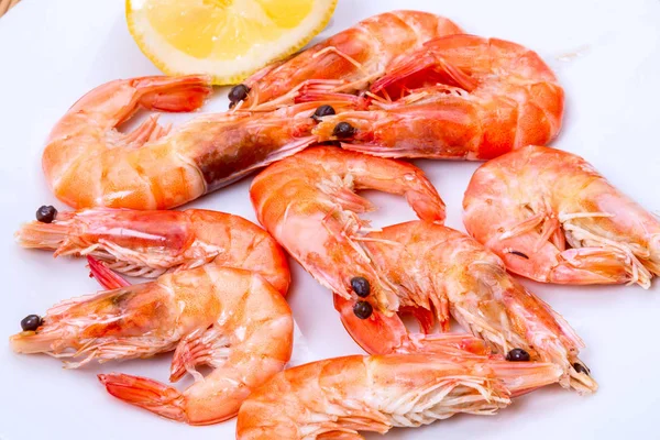 Prepared Shrimp with lemon closeup — Stock Photo, Image