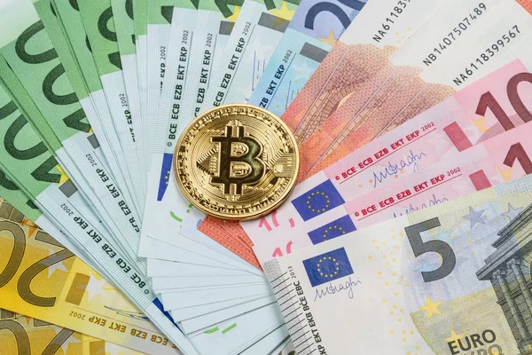 Coin Bitcoin auf Euro-Banknoten — Stockfoto