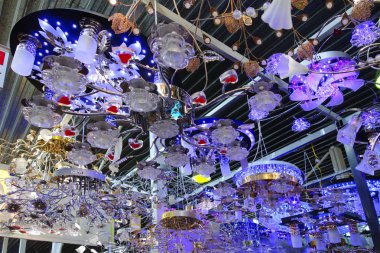 Arka planını farklı avizeler