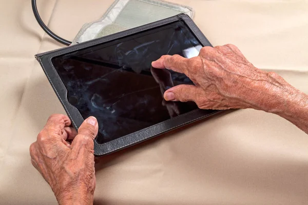 Tablet ordenador en manos de una anciana —  Fotos de Stock