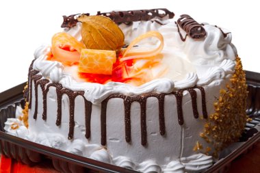 Çiçek physalis kremalı pasta üzerinde