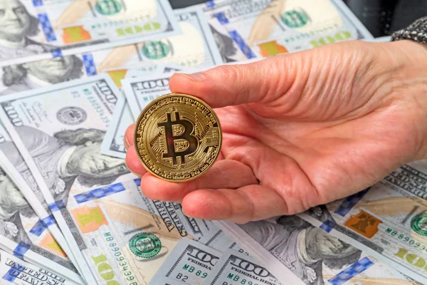 Bitcoin in der Hand und Dollar — Stockfoto