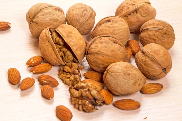 Ripe walnuts and walnuts — Stock Photo, Image