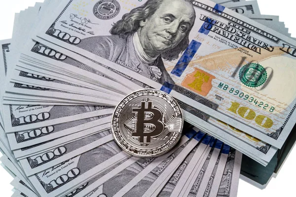 Silber-Bitcoin auf einem Haufen Dollar — Stockfoto