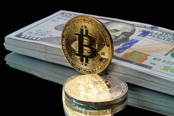 Zwei Bitcoins und ein Bündel Dollars — Stockfoto
