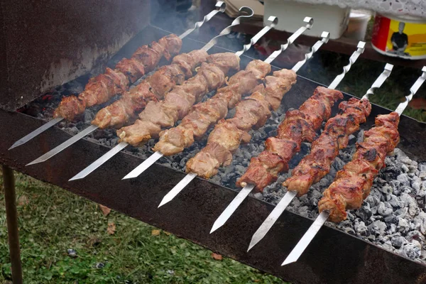 Preparación de shish kebab en pinchos — Foto de Stock