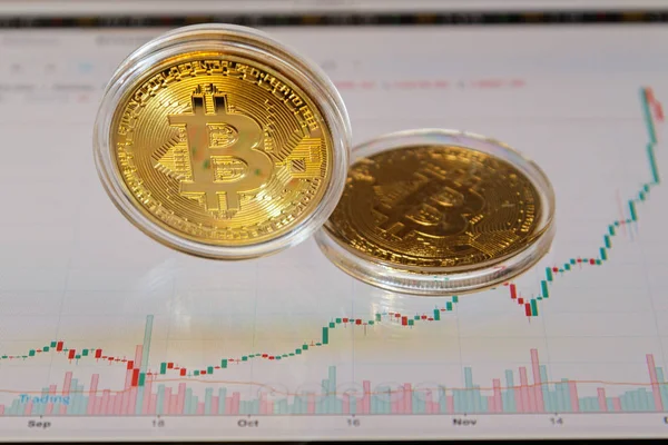 Zwei Bitcoins und Diagramm — Stockfoto
