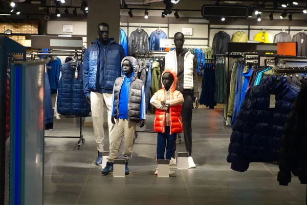 Vier modellen in een kledingwinkel — Stockfoto