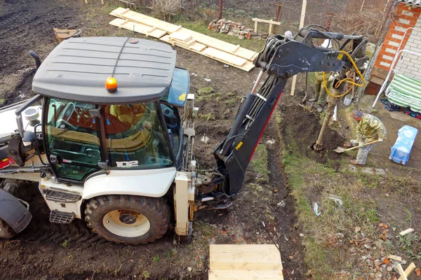 Tractor con un taladro taladra la tierra —  Fotos de Stock